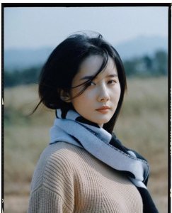 ​新一代“星女郎”景如洋芦苇丛写真，犹如刘亦菲和林青霞的结合体