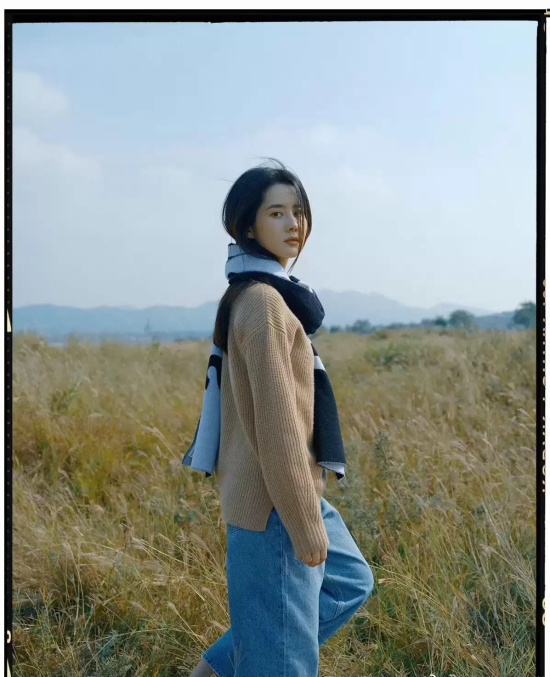 新一代“星女郎”景如洋芦苇丛写真，犹如刘亦菲和林青霞的结合体