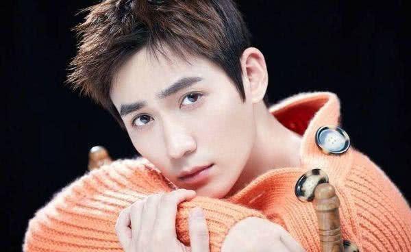 朱一龙现身《幻乐之城》,全程坐“冷板凳”,龙哥8字回应显情商