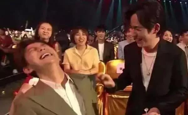 朱一龙现身《幻乐之城》,全程坐“冷板凳”,龙哥8字回应显情商